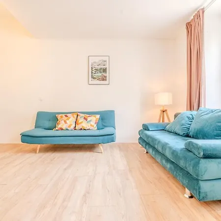 Noor Colorful Parking Option Apartman
